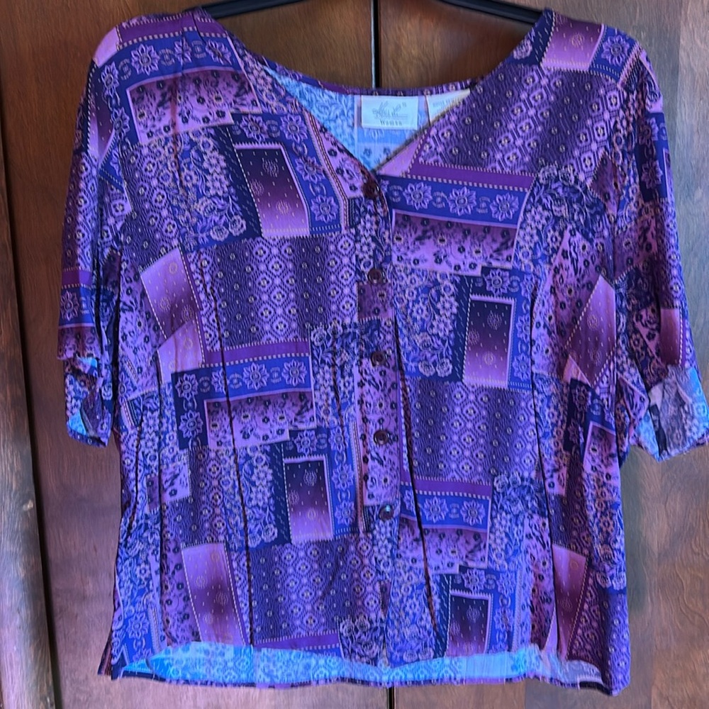 Kathie Lee. Like new women’s shirt sleeve button down blouse Very comfy and cute